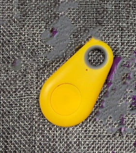 Mini Bluetooth-spårare i vattendroppe-design. Håll koll på nycklar, väskor eller husdjur via mobilen. Larm vid avstånd, räckvidd upp till 10 m. Fungerar även som kamerafjärr. Upp till 6 mån standby. CR2032-batteri ingår. Finns i flera färger.